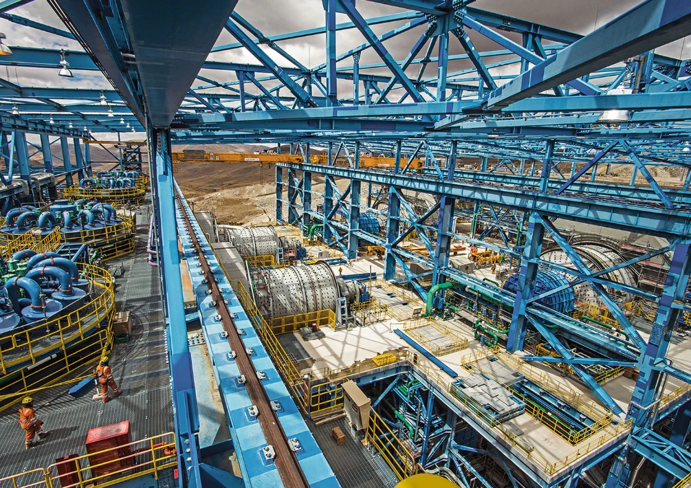 Estructura metálica de una instalación minera de gran escala