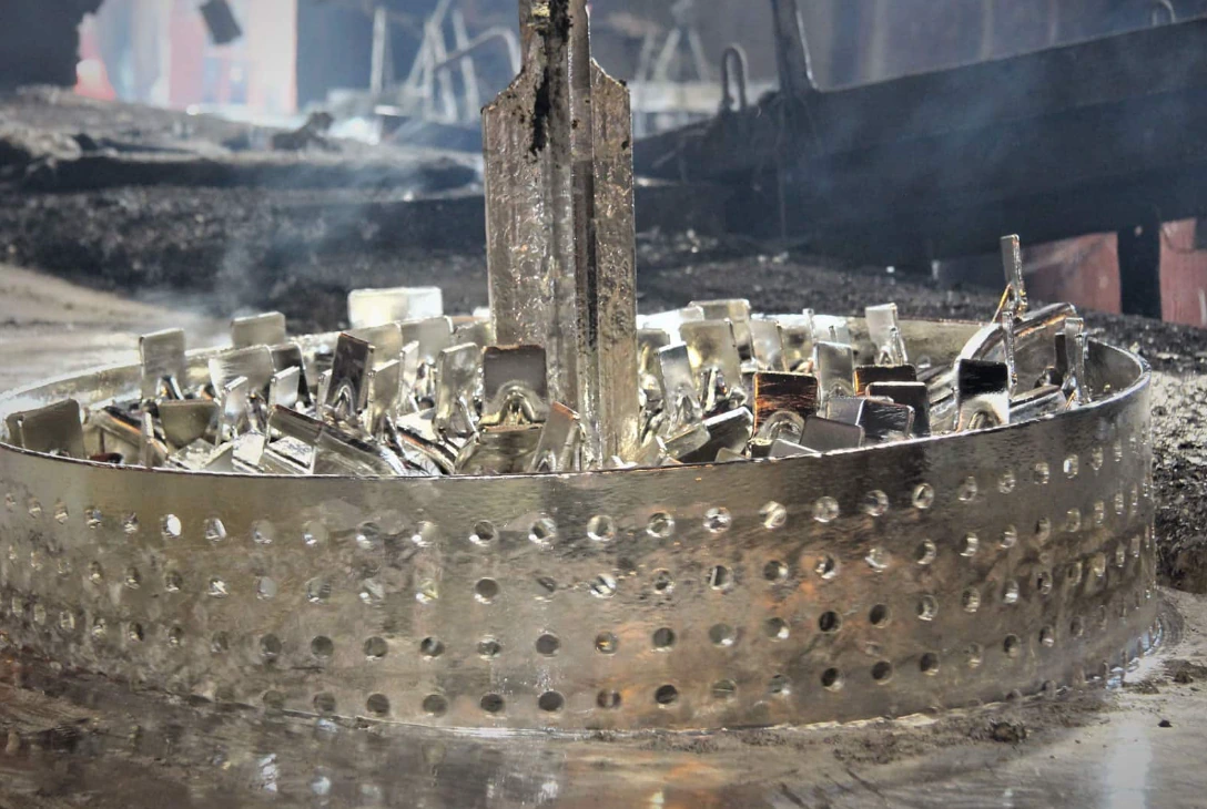 Piezas metálicas saliendo de un baño de galvanizado en caliente